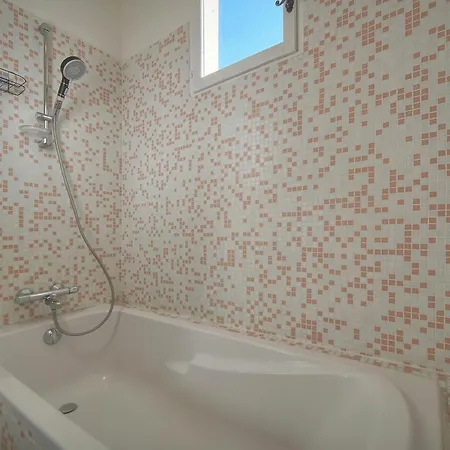 Off Centre Riviera Escape Bright 2br 70m2 Calm Street Ac Ultrafast Wifi