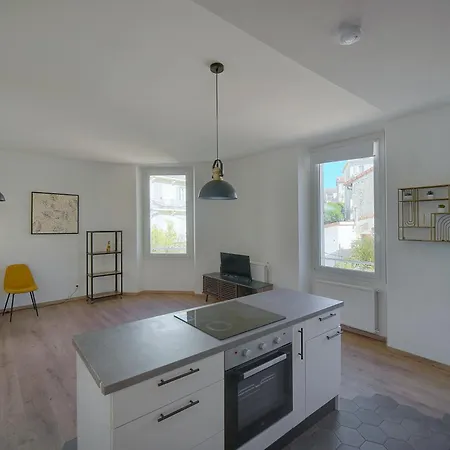 Off Centre Riviera Escape Bright 2br 70m2 Calm Street Ac Ultrafast Wifi